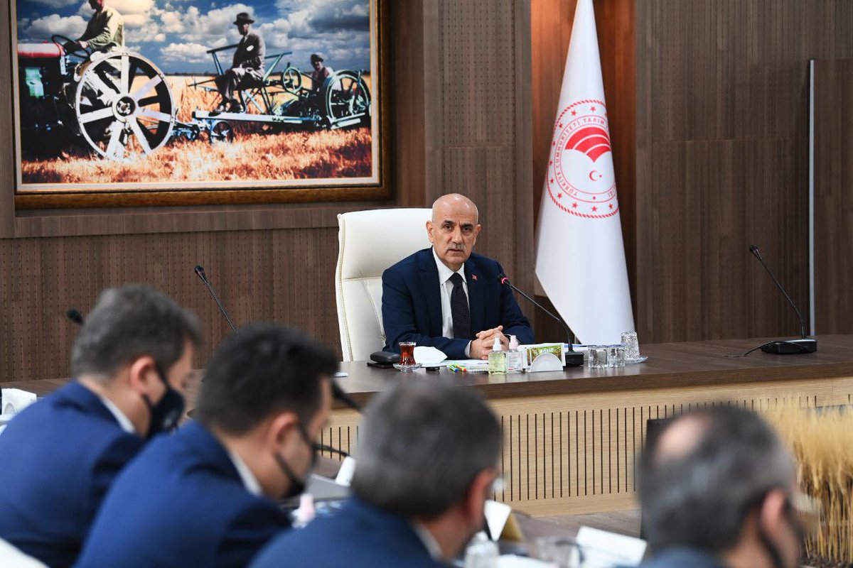 TCTarim's tweet photo. Bakanımız Prof. Dr. @VahitKirisci, Bakanlık bürokratlarımızla istişare toplantısı gerçekleştirerek tarım ve orman sektörüne ilişkin çalışmaları ve hedefleri değerlendirdi. https://t.co/kK09mGlya2