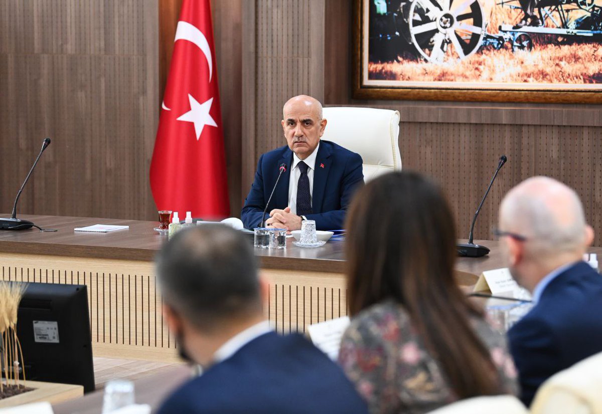 TCTarim's tweet photo. Bakanımız Prof. Dr. @VahitKirisci, Bakanlık bürokratlarımızla istişare toplantısı gerçekleştirerek tarım ve orman sektörüne ilişkin çalışmaları ve hedefleri değerlendirdi. https://t.co/kK09mGlya2