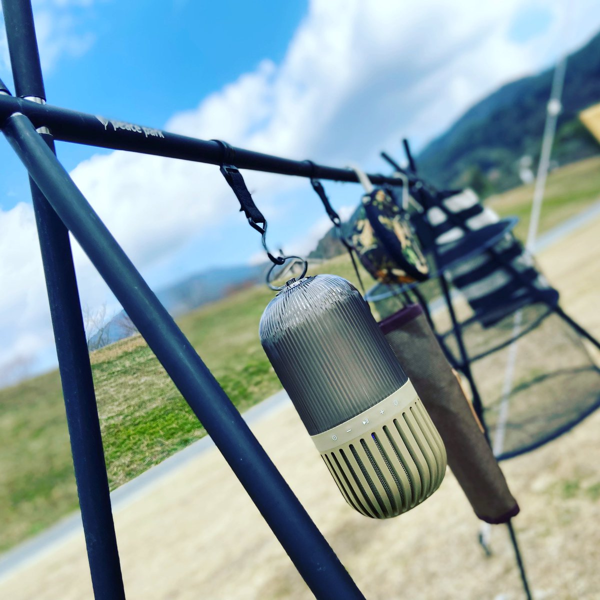 doogie_camp's tweet photo. お気に入りのハンガーラックにスピーカーランタンをかけて好きな音楽を聴く。
周りには気を配り、安らぎのひと時を過ごす。

#peacepark #ハンガーラック #スピーカーランタン #ゆらぎカプセルスピーカー #キャンプギア #キャンプコーデ #キャンプ好きな人と繋がりたい #キャンプ道具 https://t.co/Cw5yiSgH7c
