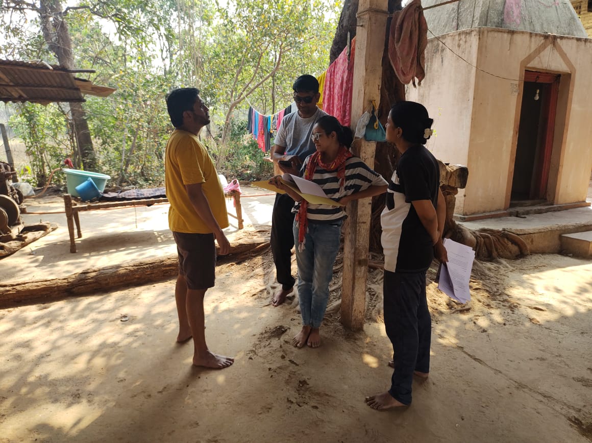 QuestorgQuest's tweet photo. #Storytelling #Filmshooting #EducationalFilms
क्वेस्टच्या एज्युकेशनल फिल्म्सचं शूटिंग सुरू करण्याआधी ३ दिवस तरी प्रशांत पांडव यांची टीम सोनाळ्यात येऊन तयारी सुरू करते. आज त्यांचा दुसरा दिवस. प्रत्येक लोकेशनची रेकी करून शॉट breakdown ठरतोय. https://t.co/fzxXgVMpw0