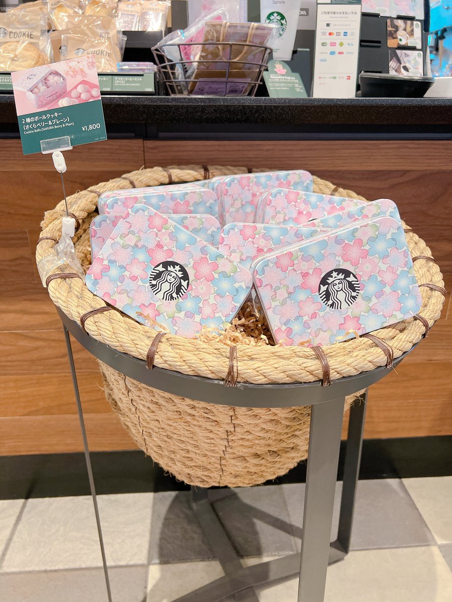EpicJapan_PR's tweet photo. In Japan, Starbucks offers a variety of products in cherry blossom packages in the spring.

Among them is a cherry blossom-flavored latte that comes out every year and is sweet and very tasty.

This year, the toppings are cute and resemble cherry blossom trees☺️🌸 https://t.co/CecFNbuQBi