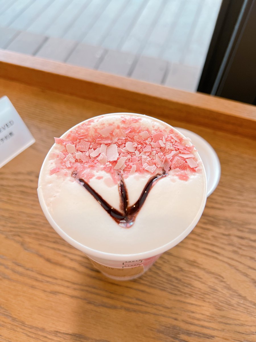 EpicJapan_PR's tweet photo. In Japan, Starbucks offers a variety of products in cherry blossom packages in the spring.

Among them is a cherry blossom-flavored latte that comes out every year and is sweet and very tasty.

This year, the toppings are cute and resemble cherry blossom trees☺️🌸 https://t.co/CecFNbuQBi