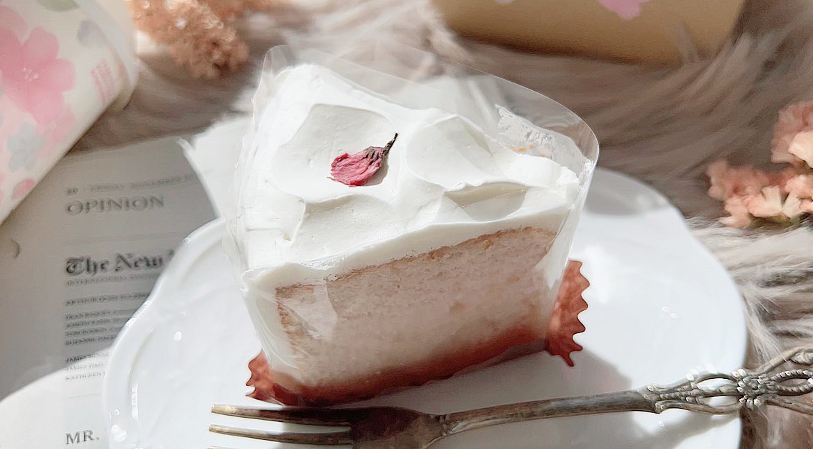 EpicJapan_PR's tweet photo. In Japan, Starbucks offers a variety of products in cherry blossom packages in the spring.

Among them is a cherry blossom-flavored latte that comes out every year and is sweet and very tasty.

This year, the toppings are cute and resemble cherry blossom trees☺️🌸 https://t.co/CecFNbuQBi