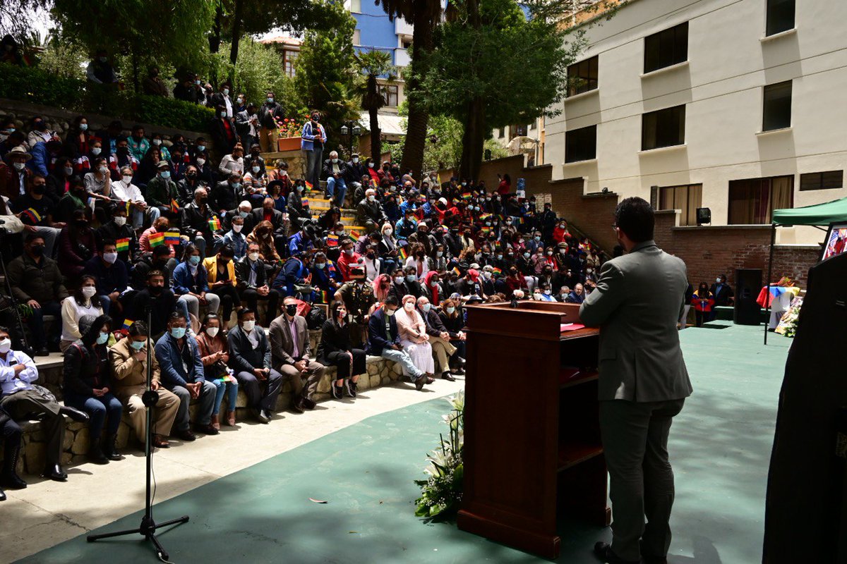 soyCesarTrompiz's tweet photo. Desde la @EmbaveBolivia conmemoramos los 9 años de la siembra del Comandante Eterno Hugo Chávez junto a embajadores, gobierno de Bolivia, movimientos sociales originarios, juveniles, estudiantiles e intelectuales bolivianos. (+Detalles) >>> https://t.co/xaFB8QiyGn https://t.co/5303sVN3Vf