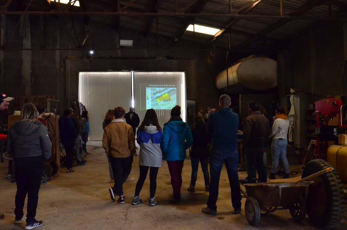 Journée Groupe 30 000 coanimée par #Duransia et <a href="/Fermes_LEADER/">Fermes LEADER 📲🌾🌳🍇🐮💻💡👨🏼‍🌾</a> autour des méthodes de mesures géophysiques du sol et échanges autour de 3 profils de sol en grandes cultures et #PPAM décryptés grâce à @beApi_coop et Olivier Chrétien, pédologue👇☀️
