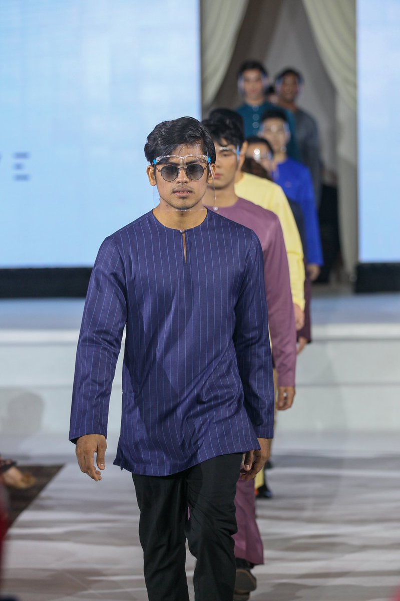 naqibnotfool's tweet photo. Alhamdulillah done with the NR RAYA 2022 Fashion Show! Thank you abg @saifulapek for the Cameo!! #CIMBPREFERRED #BAZARSIBERTURAHIMCIMB https://t.co/WJqAqv0O05