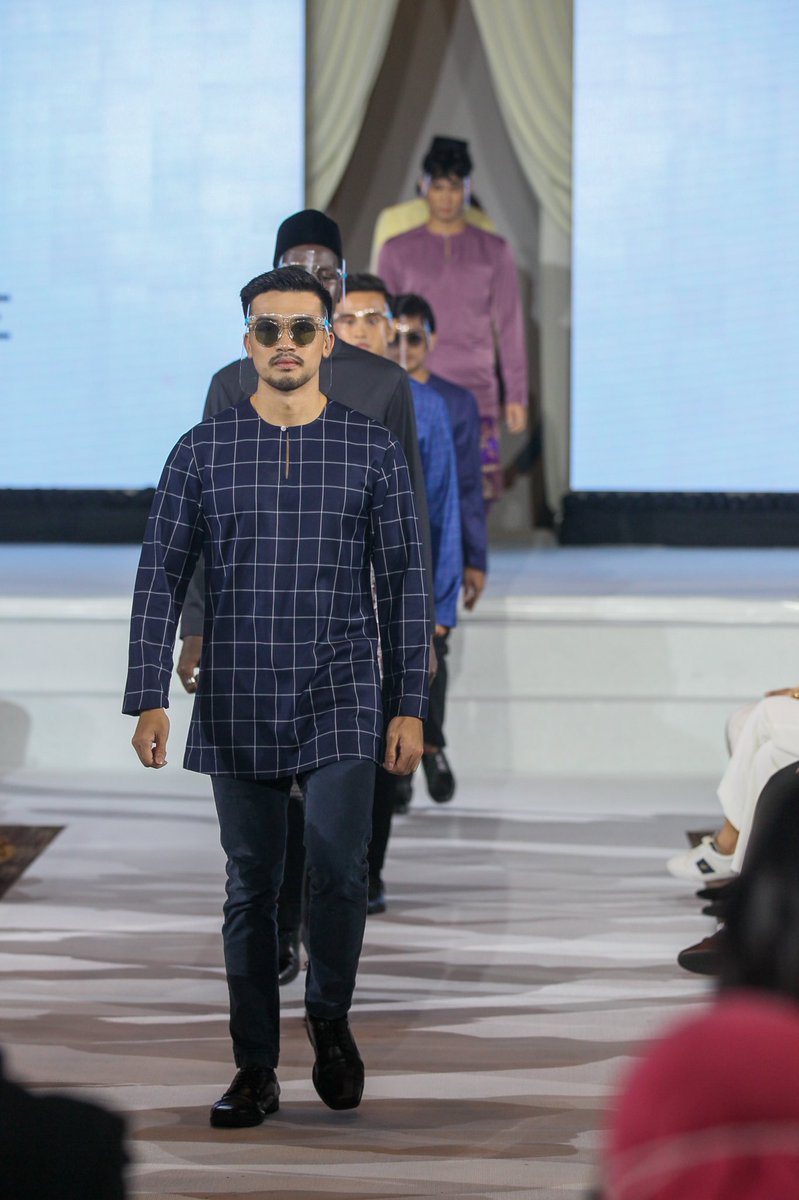 naqibnotfool's tweet photo. Alhamdulillah done with the NR RAYA 2022 Fashion Show! Thank you abg @saifulapek for the Cameo!! #CIMBPREFERRED #BAZARSIBERTURAHIMCIMB https://t.co/WJqAqv0O05