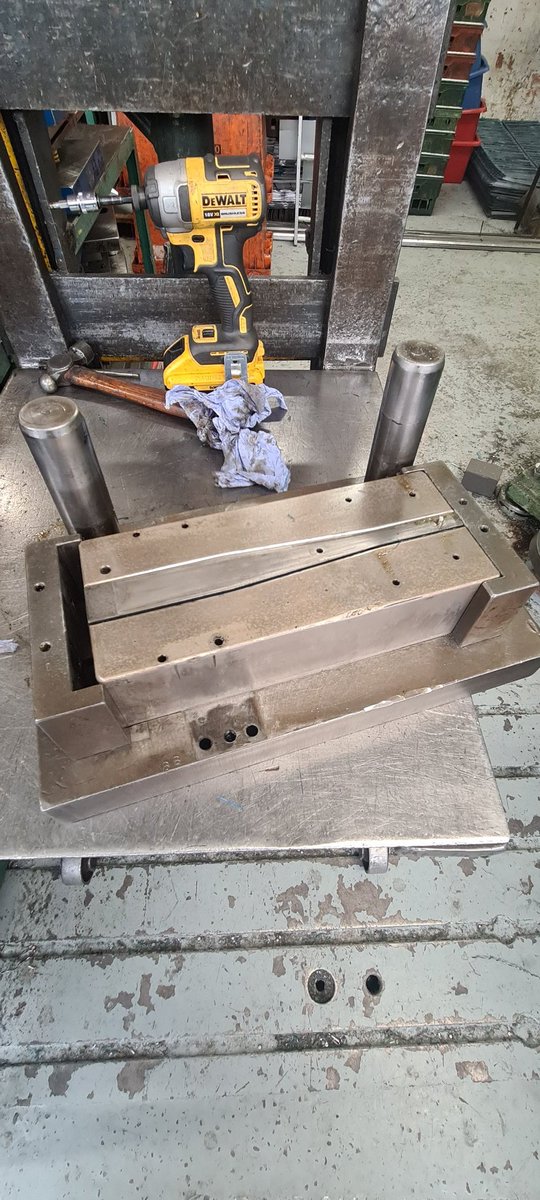 andy_irreverent's tweet image. I've always hated working on tools made elsewhere. Take this over-enginnered work of idiocy. Half the bolts are metric half BSW. What kind of a psychopath would do that?
#iwantmybed