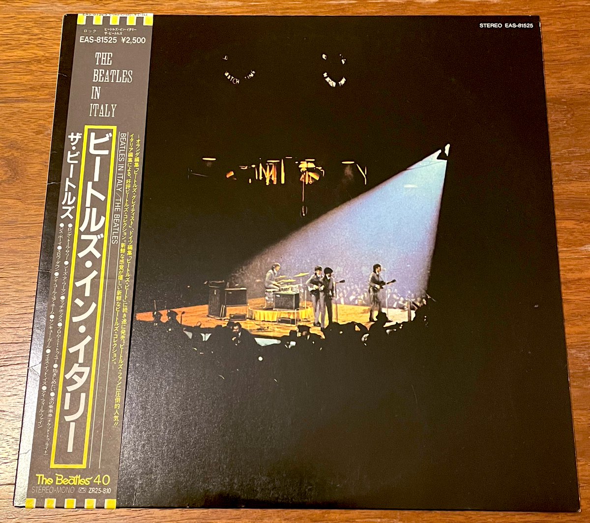 GKuniii's tweet photo. 夜レコード（小音量🔈）
時々聴きたくなる『ビートルズ・イン・イタリー』
ライブ盤だと思われたというジャケットが素敵✨
本物のイタリアライブのカラー8mm映像が見られるのはありがたい👍
https://t.co/TRFP4z0JNY
https://t.co/3KRnjEWzZw
#TheBeatles #InItaly #vinylrecords https://t.co/dKjMjAOMMs