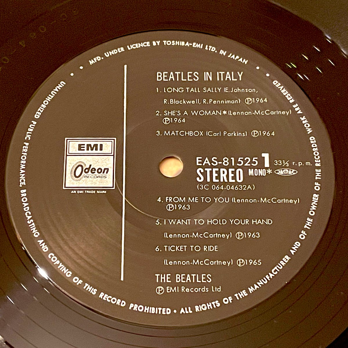 GKuniii's tweet photo. 夜レコード（小音量🔈）
時々聴きたくなる『ビートルズ・イン・イタリー』
ライブ盤だと思われたというジャケットが素敵✨
本物のイタリアライブのカラー8mm映像が見られるのはありがたい👍
https://t.co/TRFP4z0JNY
https://t.co/3KRnjEWzZw
#TheBeatles #InItaly #vinylrecords https://t.co/dKjMjAOMMs