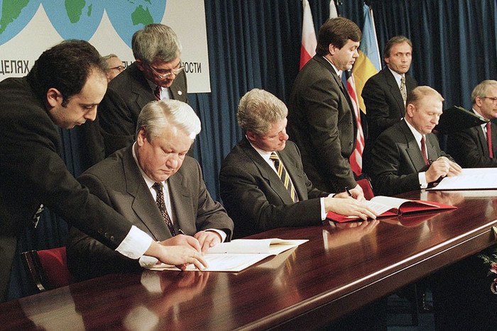 Budapest, 1994

The United States, Great Britain and #Russia sign a document in which they guarantee the territorial integrity of #Ukraine in exchange for its renunciation of nuclear weapons.