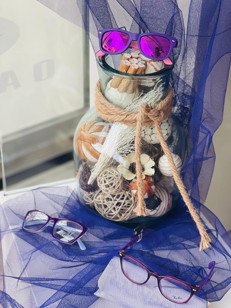 opticadaro's tweet photo. Un aparador dedicat a totes elles💜

En motiu del dia de la dona treballadora, demà 8 de març, hem decorat l’aparador amb el color lila, fins i tot en les ulleres! 😍

#OpticaDaro #Sunglasses #Eyewear #LaBisbal #optics #centreoptic #optometria https://t.co/u4OJSDGg9X