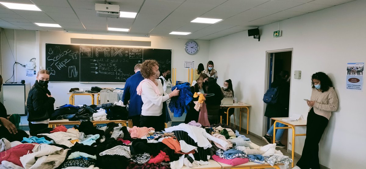 IUT_Sceaux's tweet photo. Poursuite d'études, découverte du #commerce #equitable, friperie #solidaire et sensibilisation à l'usage du vélo comme transport en commun... Le programme continue à @IUT_Sceaux.

#appendreautrement #JPRos https://t.co/aso3g5jg31