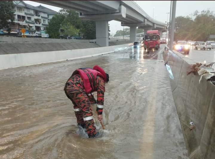 Inilah MALAYSIA kita... 

sampah adalah antara punca banjir, longkang tersumbat. 

#MalaysiaIndah
#MalaysiaBersih
#BanjirKilatKL 
#BanjirKilat 
#banjir