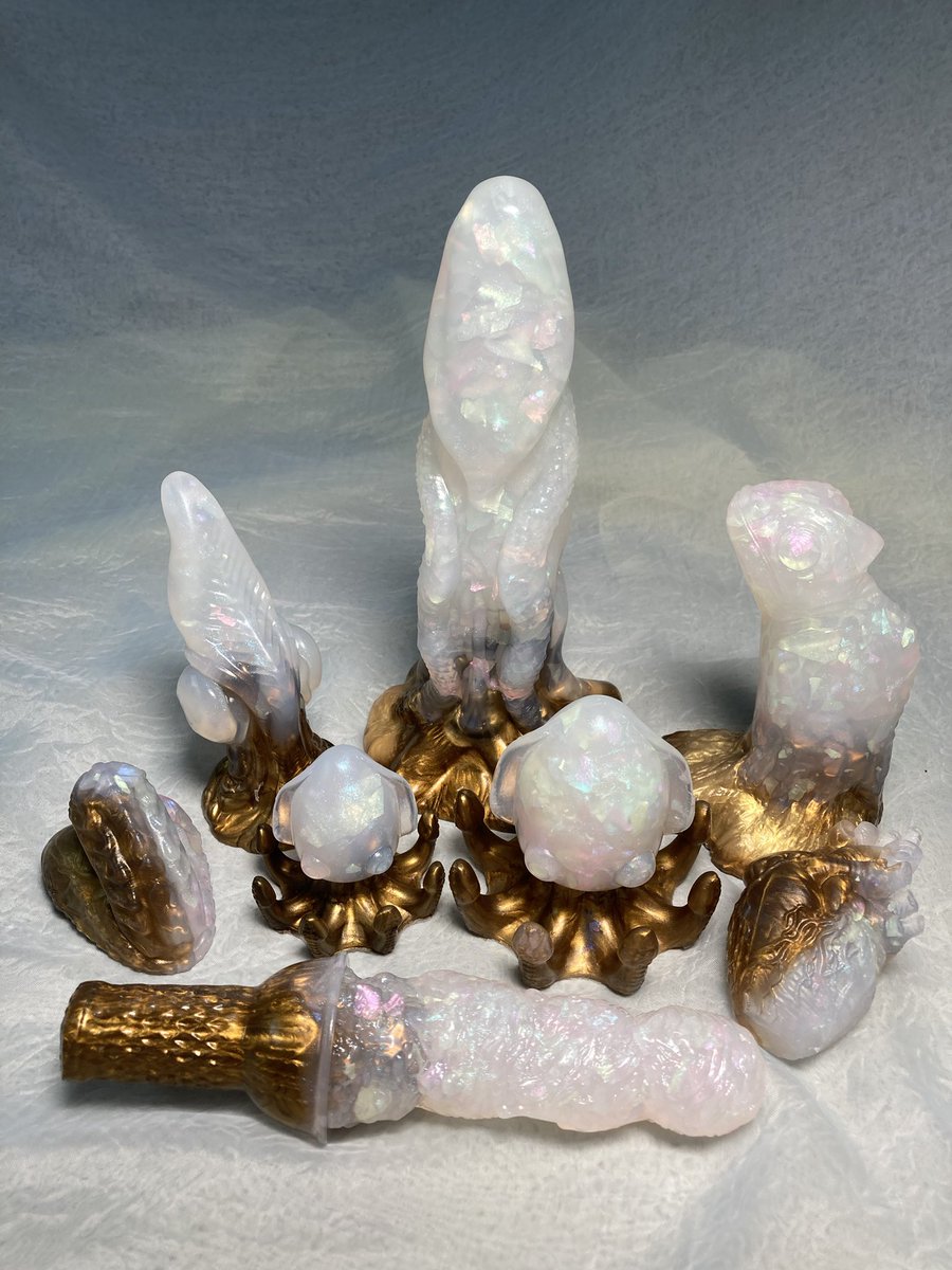 squishy_toys's tweet photo. Some opal pours. No gold, gold base, soft divide and hard divides. https://t.co/nZBf7JD6GJ