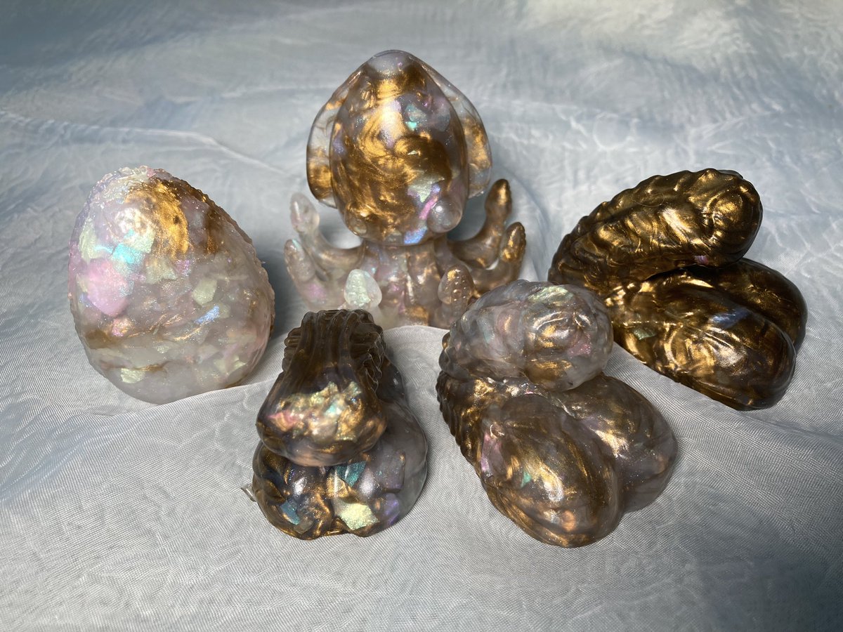 squishy_toys's tweet photo. Some opal pours. No gold, gold base, soft divide and hard divides. https://t.co/nZBf7JD6GJ