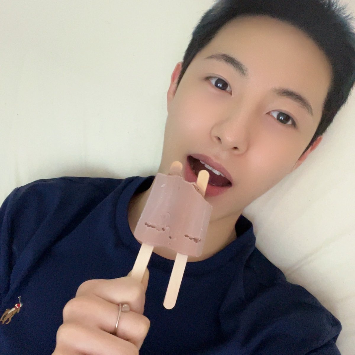 huangsfjswnls's tweet photo. renjun 🦊💭

“twin bar popsicle bought by jisung kkkk” https://t.co/4ihoJKJE8V