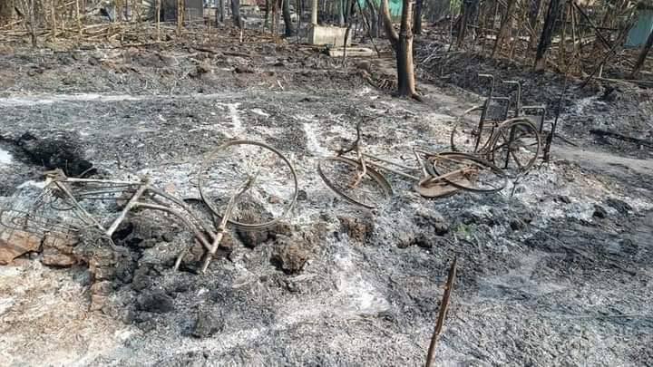 2021Revtweets's tweet photo. Junta terrorists violently stormed Wabar village, Sagaing's Demawso today and at least 65 civilian homes were left on ash. Junta also took locals' valuables and forced civilians to flee. 
#2022Mar7Coup
#WhatsHappeningInMyanmar https://t.co/uWhpBptmJN