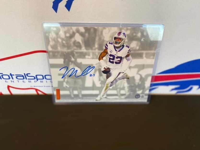 BuiltInBuffalo_'s tweet photo. Giveaway Alert 🚨🚨

Micah Hyde autographed 8X10 photo

Retweet and Follow @BuiltInBuffalo_ and @TSEBuffalo for a chance to win. 

Winner will be announced Wednesday. 

#GoBills #BillsMafia https://t.co/QvBu9NG2D9