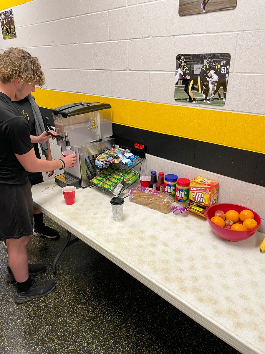 AltoAthletics's tweet photo. Another #GoldStandard morning in the Weight Room. Capped off with a little #JacketFUEL!! #DTS https://t.co/Un9RAfTub5