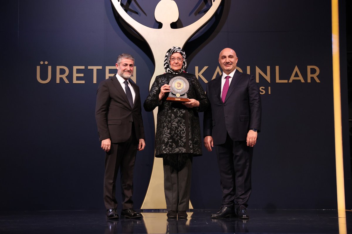 NureddinNebati's tweet photo. Halkbank Üreten Kadınlar Yarışması Ödül Töreni'nde kadın girişimcilerimize ödüllerini takdim ettik. Kadınların toplumsal hayatın her alanında aktif bir rol üstlenmesi, ülkemizin potansiyelini gerçekleştirebilmesi adına hayati bir önem arz etmektedir. https://t.co/Y2aK2yyDLr