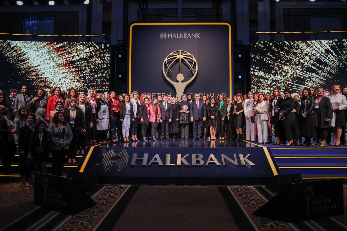 Halkbank Üreten Kadınlar Yarışması Ödül Töreni'nde kadın girişimcilerimize ödüllerini takdim ettik. Kadınların toplumsal hayatın her alanında aktif bir rol üstlenmesi, ülkemizin potansiyelini gerçekleştirebilmesi adına hayati bir önem arz etmektedir.