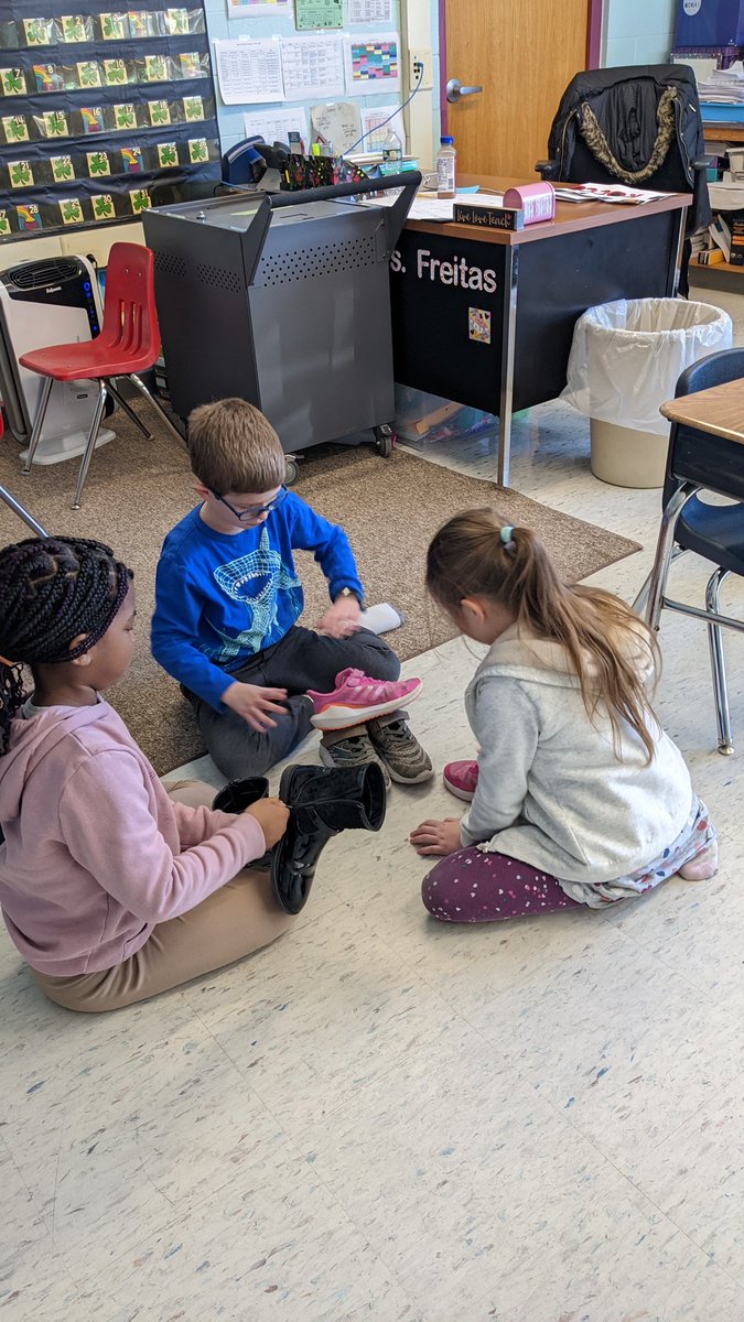 RebeccaFarnham2's tweet photo. Cooperation and teamwork in first grade this month! Shoe towers! #sel https://t.co/8rJyjkRSUf