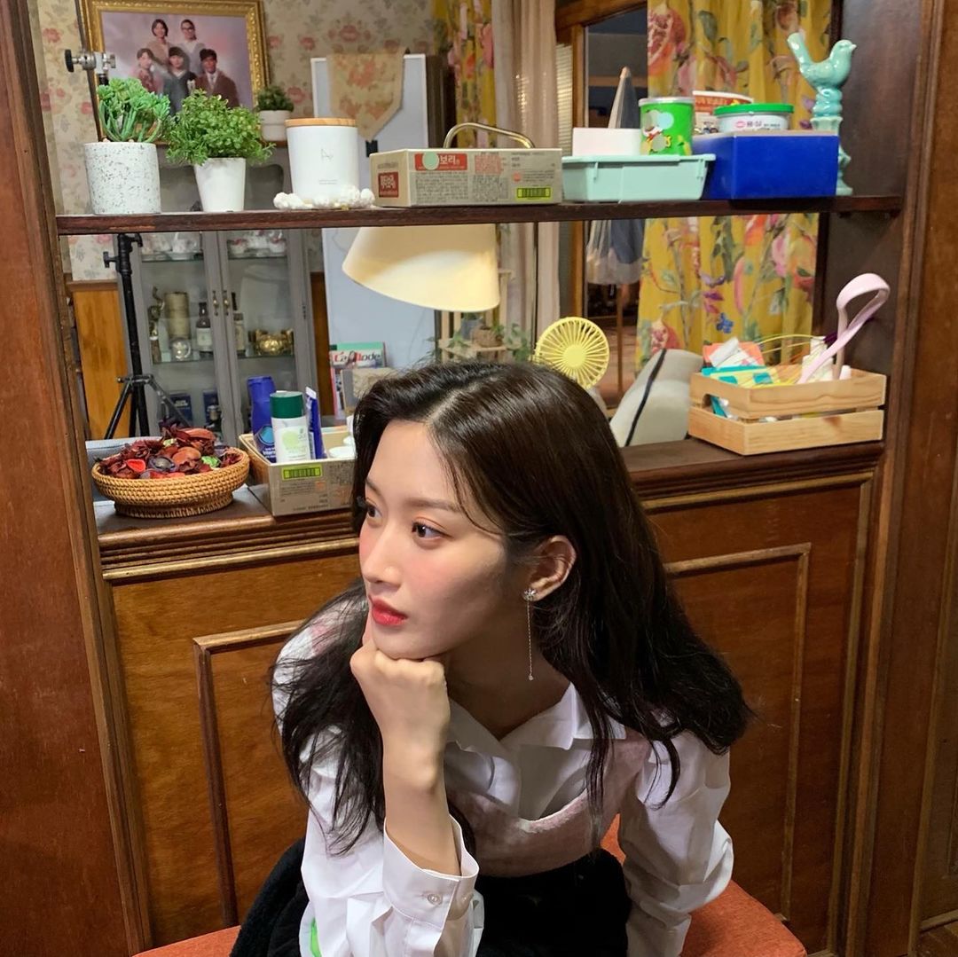 gaaoung's tweet photo. People often say that beauty is in the eye of the beholder, and I say that the most liberating thing about beauty is realizing you are the beholder. https://t.co/mdzSElIjss