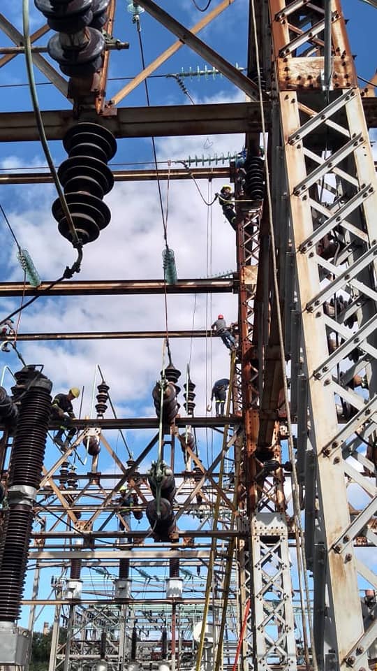 ¡Llevamos la luz a toda #Cuba!
Somos la Unión Eléctrica (UNE) 
#CubaVive #loquenosUNEcompromiso
<a href="/DiazCanelB/">Miguel Díaz-Canel Bermúdez</a> <a href="/arronte_livan/">Liván Nicolás Arronte Cruz</a> <a href="/CeperoHernandez/">Jorge Armando Cepero Hernández</a> <a href="/EnergiaMinasCub/">Ministerio de Energía y Minas Cuba 🇨🇺</a>