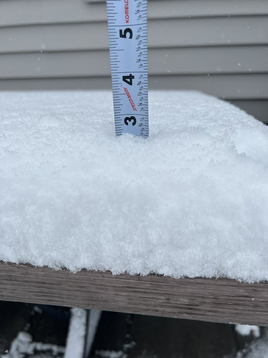 matty6112's tweet photo. @NWSChicago 2.5” in Sycamore as of 8:00am https://t.co/aJLG5i3jAJ