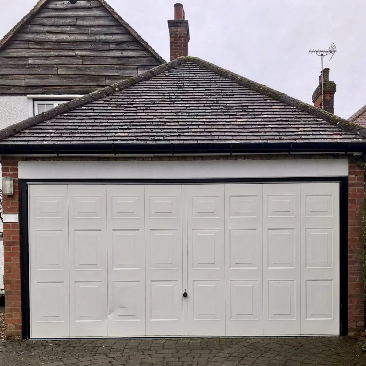 AceHerts's tweet photo. Our Ace team worked wonders on a property in Knebworth, swapping out an old door for this @AlutechGD double Sectional. 

Did you know they provide thermal #insulation equivalent to a 550mm brick wall! 

#WeAcedIt #BizHour #GarageDoor #HomeImprovement https://t.co/bKW0vpFRnN