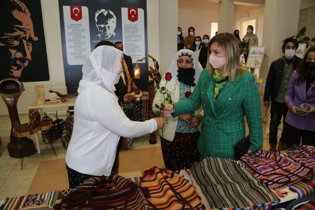 TunceliValiligi's tweet photo. 1️⃣- Valimiz Sayın Mehmet Ali Özkan’ın Eşi Arzu Özkan Hanımefendi, 8 Mart Dünya Kadınlar Günü münasebetiyle Hozat Halk Eğitim Merkezi'ni ziyaret etti.

Hanımefendi, kadınlarımızın el emeği göz nuru ile yaptıkları ürünleri inceleyerek kadınlarımızın günlerini kutladı.🙏🌼 https://t.co/McdWRWJrmG