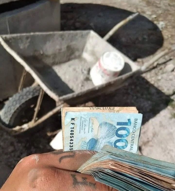 092elias's tweet photo. "Mãos suja e dinheiro limpo" https://t.co/ekrhXinWxV