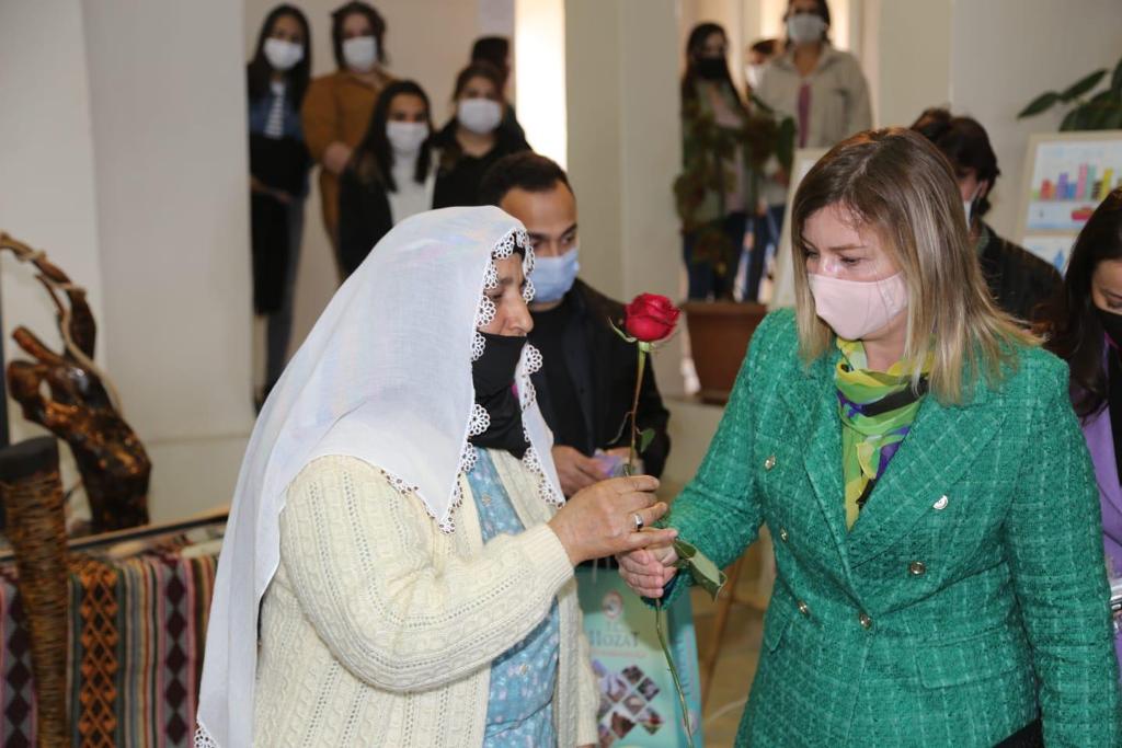 TunceliValiligi's tweet photo. 1️⃣- Valimiz Sayın Mehmet Ali Özkan’ın Eşi Arzu Özkan Hanımefendi, 8 Mart Dünya Kadınlar Günü münasebetiyle Hozat Halk Eğitim Merkezi'ni ziyaret etti.

Hanımefendi, kadınlarımızın el emeği göz nuru ile yaptıkları ürünleri inceleyerek kadınlarımızın günlerini kutladı.🙏🌼 https://t.co/McdWRWJrmG