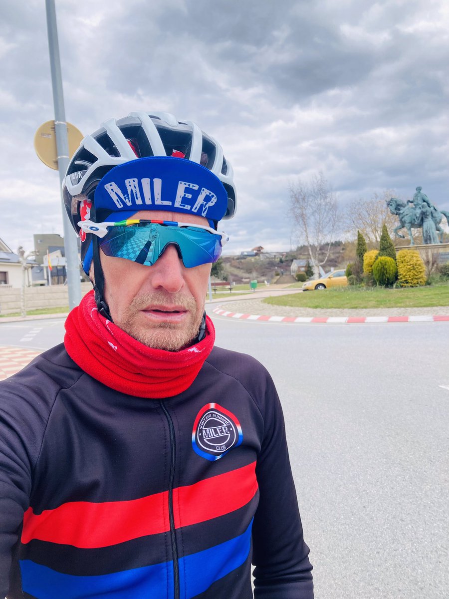 Delapuentejor's tweet photo. ¡Qué día más feo!
Aire, frío …. me voy a meter en la chimenea a ver si entro en calor porque estoy destemplado 🥶
#felizlunes
#felizsemana
#milerstyle
#milervintage_jorge
#milercycling
#milerwinterpro
#miler https://t.co/RZJzIuPt9s