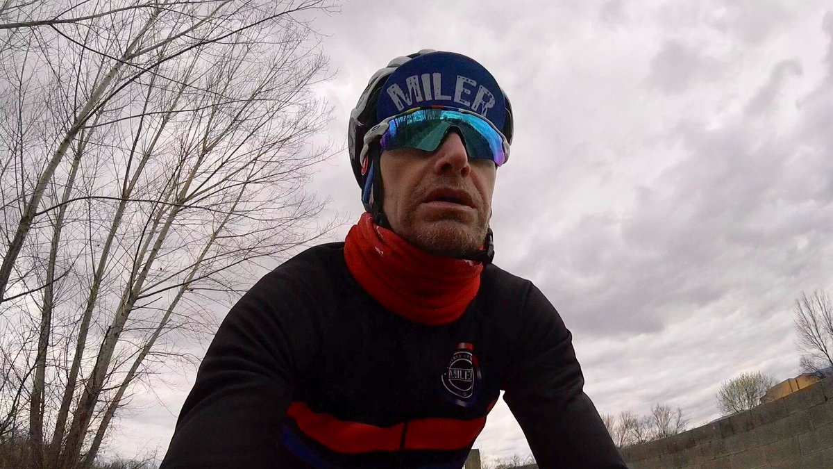 Delapuentejor's tweet photo. ¡Qué día más feo!
Aire, frío …. me voy a meter en la chimenea a ver si entro en calor porque estoy destemplado 🥶
#felizlunes
#felizsemana
#milerstyle
#milervintage_jorge
#milercycling
#milerwinterpro
#miler https://t.co/RZJzIuPt9s