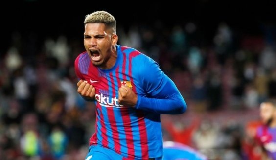 venacule_21's tweet photo. Hoy Araujo cumple 23 años. Por muchos años más en el Barça. Futuro capitán. Gracias por dejarte la por este escudo💙❤ @RonaldAraujo_4. https://t.co/zvvmcsrLXR