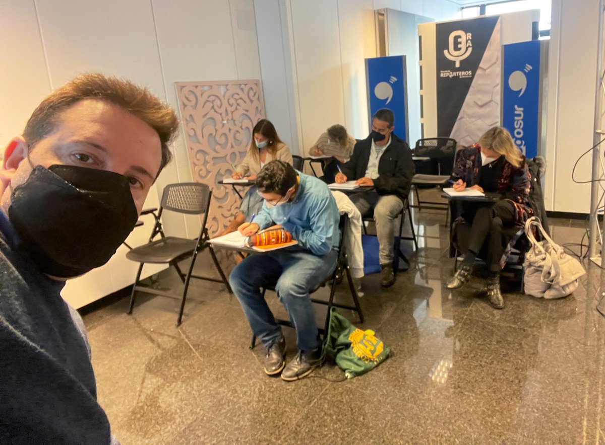 PPSantos_S's tweet photo. 🔵 Nuevo grupo de alumnos en el curso de #RedesSociales de @Blogosur.
👀 No están todos los que son ni son todos los que están.
#CMBlogosur #Curso #rrss #FormaciónBlogosur https://t.co/Q9uzr5toO1