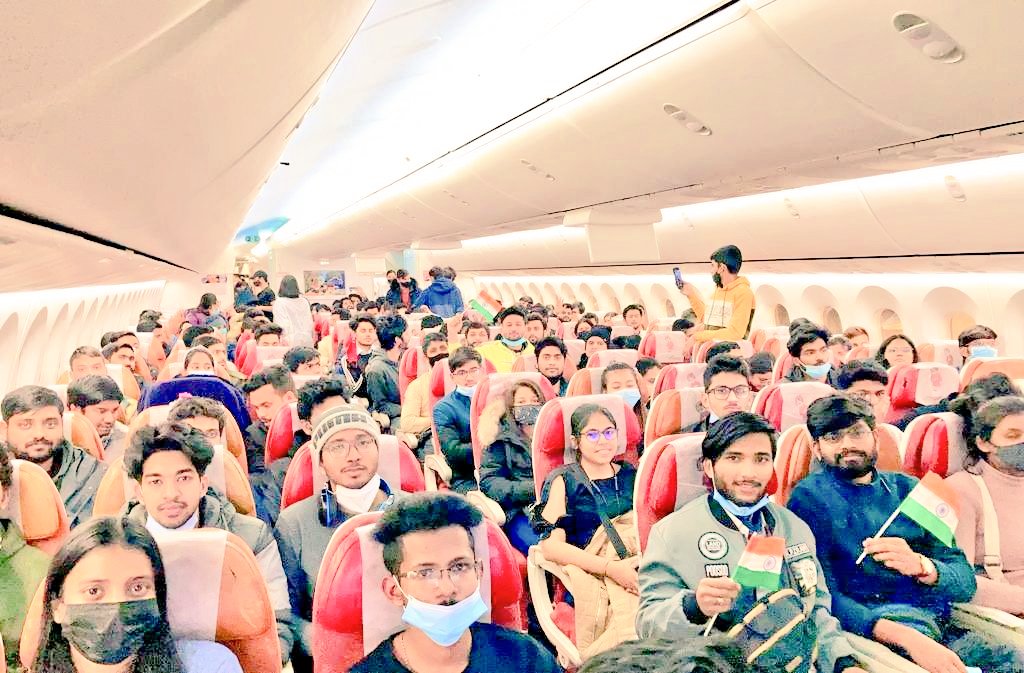 Rkvermabjp's tweet photo. रूस यूक्रेन युद्ध दुनिया मे इसलिए भी याद किया जाएगा क्योंकि इसमे तिरंगे का इस्तेमाल वीजा के रुप मे किया गया।🇮🇳🇮🇳

https://t.co/tAnK7rDTup https://t.co/ktIAgFnRJm