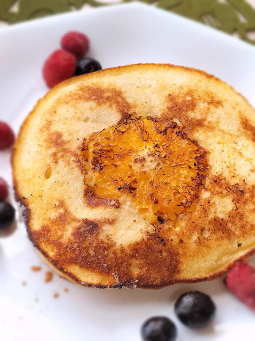 ジョンくんのことを調べていたら、パンケーキが食べたくなり、夜中ですが作りました🥞✨

少し火が通ったオレンジの酸味ががふわふわ甘いホットケーキとベストマッチ!
危うくお代わり焼くところでした🥞

パンケーキにしては厚みがあるのでホットケーキだなぁ… 