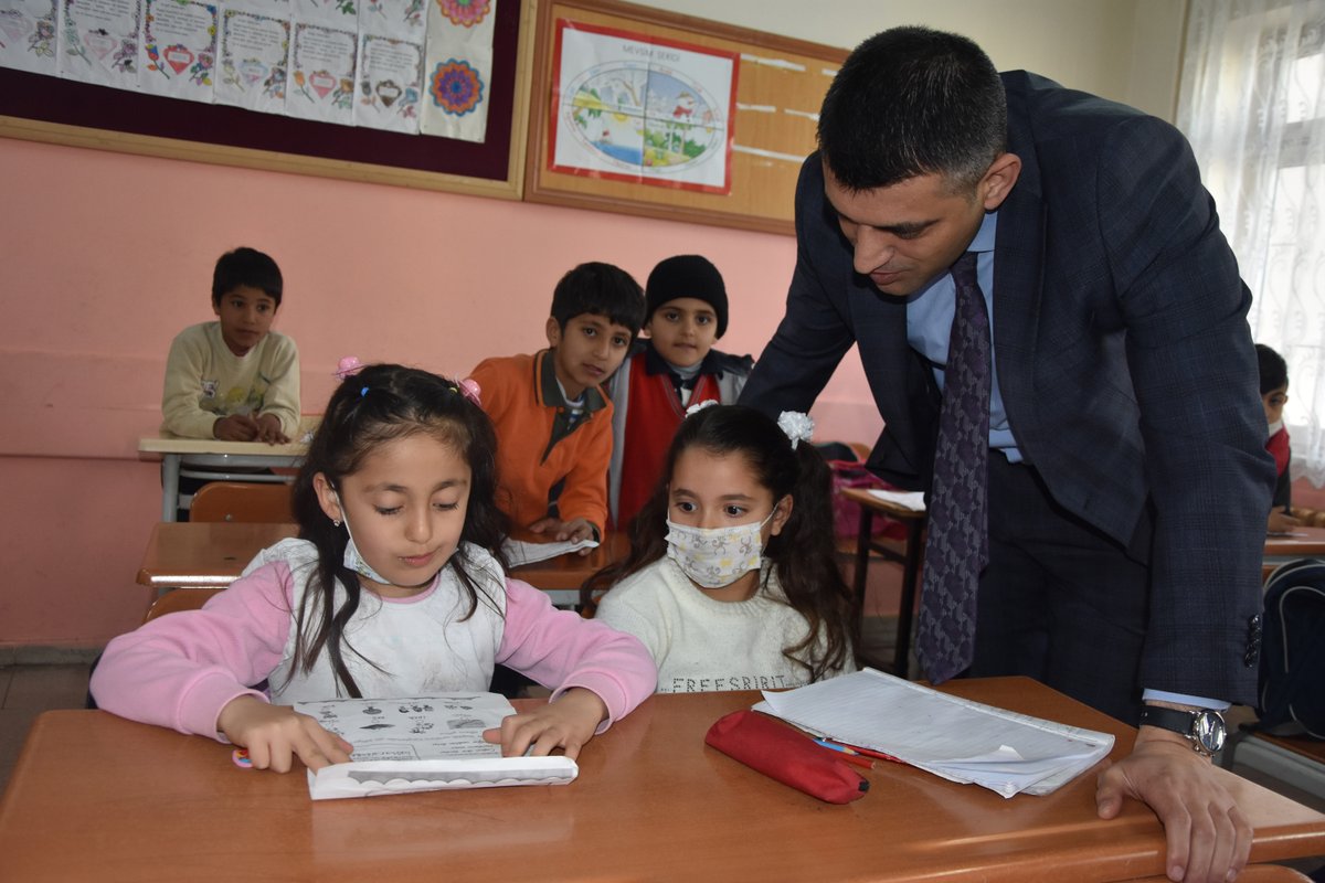 igdirmem76's tweet photo. Milli Eğitim Müdürümüz Sn. Servet CANLI, Şehit Öğretmen Şevki Akgün İlk ve Ortaokulunda düzenlenen bayrak törenine katılarak İstiklal Marşı'nı okuduktan sonra öğrencilerimizle sohbet ederek güne başladılar.
@tcmeb @igdirvaliligi @canl_servet https://t.co/012z9QUMBc
