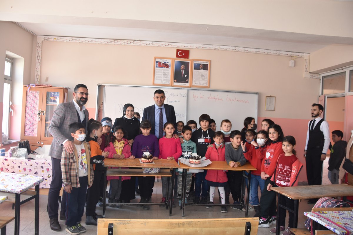 igdirmem76's tweet photo. Milli Eğitim Müdürümüz Sn. Servet CANLI, Şehit Öğretmen Şevki Akgün İlk ve Ortaokulunda düzenlenen bayrak törenine katılarak İstiklal Marşı'nı okuduktan sonra öğrencilerimizle sohbet ederek güne başladılar.
@tcmeb @igdirvaliligi @canl_servet https://t.co/012z9QUMBc