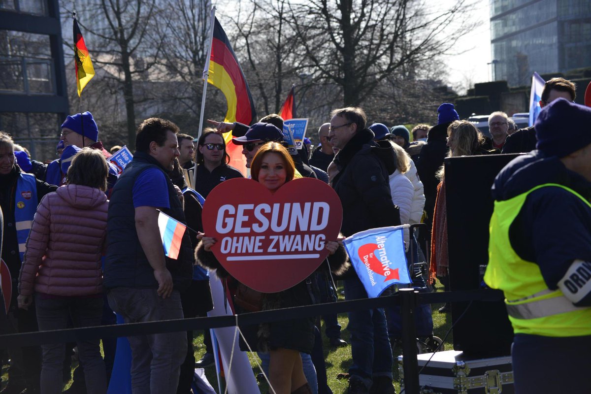 InfoportalDUS's tweet photo. Am 5. März nahmen ca. 250 Personen an einer Kundgebung der AfD vor dem Landtag in #Düsseldorf teil.
Die Veranstaltung fand im Rahmen eines sog. "Aktionstages" statt, der unter dem Wahlkampf-Motto "Gesund ohne Zwang" stand.
#dus0503 #NoAfdDus https://t.co/J3pohvHXC0