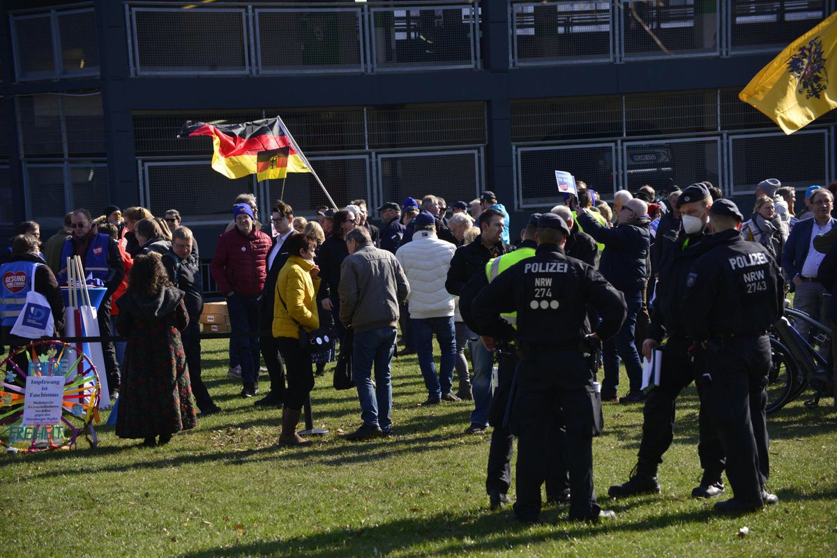 InfoportalDUS's tweet photo. Auf der AfD-Kundgebung waren div. russische Fahnen zu sehen (z.B. gelbe Flagge mit kleinem Wappen des Russischen Reiches).
Die Q-Anon-Anhängerin Anna G. präsentierte mehrere Pappschilder und einen Reifen mit NS-Verharmlosungen. #dus0503 #NoAfdDus https://t.co/f896wFsZ60