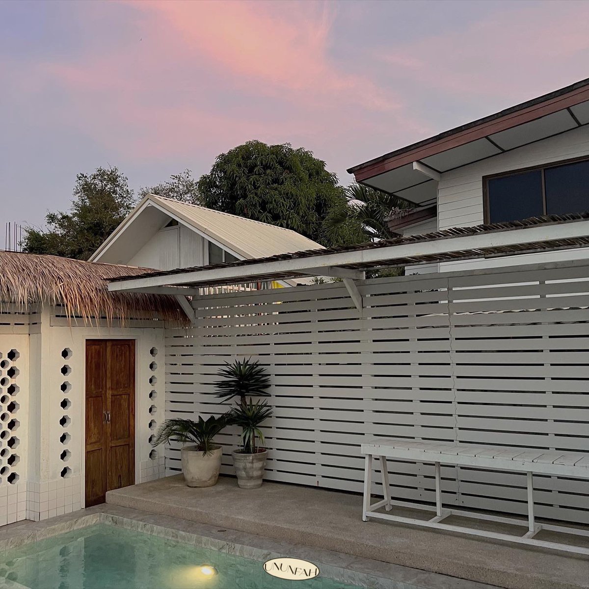 มาหัวหินคราวนี้เรามากับเพื่อนกลุ่มใหญ่เลยเลือกจะจองที่พักผ่าน airbnb ก็ไถๆไปเจอที่นี่ White Wood House เป็นบ้านไม้หลังสีขาว มี 3 ห้องนอน 3 ห้องน้ำ มีห้องครัว สระว่ายน้ำ ที่จอดรถ คือกว้างและเป็นส่วนตัว ไม่ต้องไปเจอผู้คนเยอะ ใกล้ Cicada Market ไม่ติดทะเลแต่ก็เดินไปได้ไม่ไกล (ต่อ)