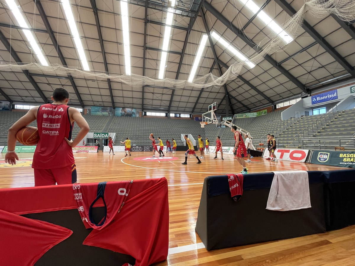 CaxiasBasquete's tweet photo. Começando a semana de treinos para os jogos contra Pinheiros e Bauru. 🏀 https://t.co/mJAVf8fWBy
