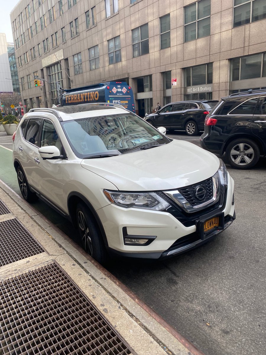Reported_NYC's tweet photo. The driver CLOWN4U blocked the bike lane near 367 Jay St on March 7. This is in Brooklyn Community Board 02 & #NYPD84. #VisionZero #BlockedBikeNYC https://t.co/dsjLnIyq50