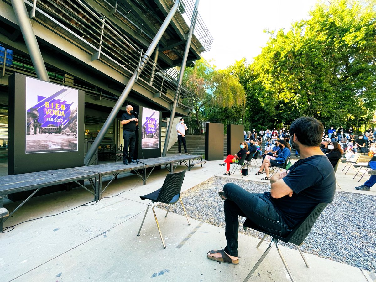 Bienvenida FAU 2022 a l@s nuev@s estudiantes <a href="/MundoFAU_uchile/">FAU U. de Chile</a> <a href="/uchile/">Universidad de Chile</a> con presencia de nuestro Decano <a href="/madarq/">Manuel Amaya D.</a> y las Presidentas <a href="/AOA_Chile/">AOA_Chile</a> y <a href="/colegioarq/">Colegio de Arquitectos de Chile</a>.