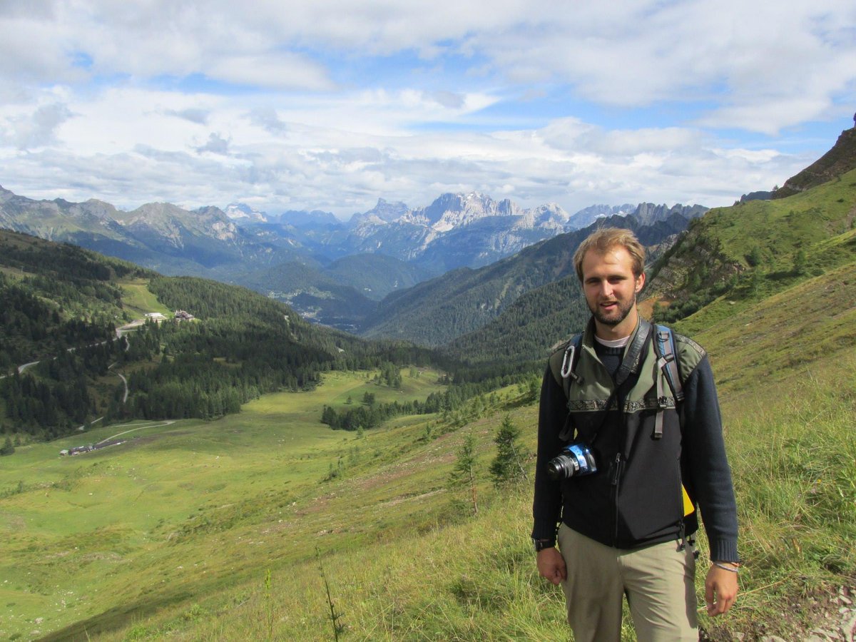 Meet our newest editor, @RudyMolinek! Rudy is a Ph.D. student in @uwgeoscience, where he researches paleoclimate, ice, sea level, and science communication. He also hosts and produces the podcast Under Our Feet @UOFpod. Welcome to the Edge Effects team, Rudy!