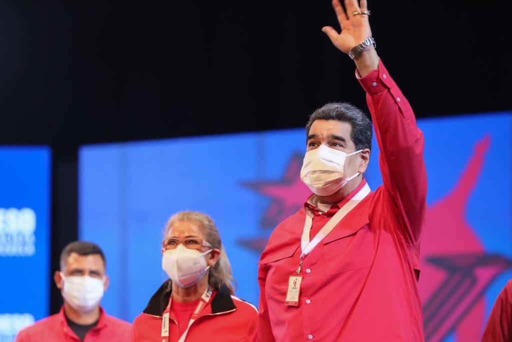 NicolasMaduro's tweet photo. El PSUV es el partido del Socialismo del siglo XXI, construido para defender la Patria, educar al Pueblo, organizar al Poder Popular y garantizar la democracia protagónica; las razones de la fuerza que nos inspira en la lucha diaria. Somos una fuerza política poderosa. https://t.co/k5uKO0ETH1